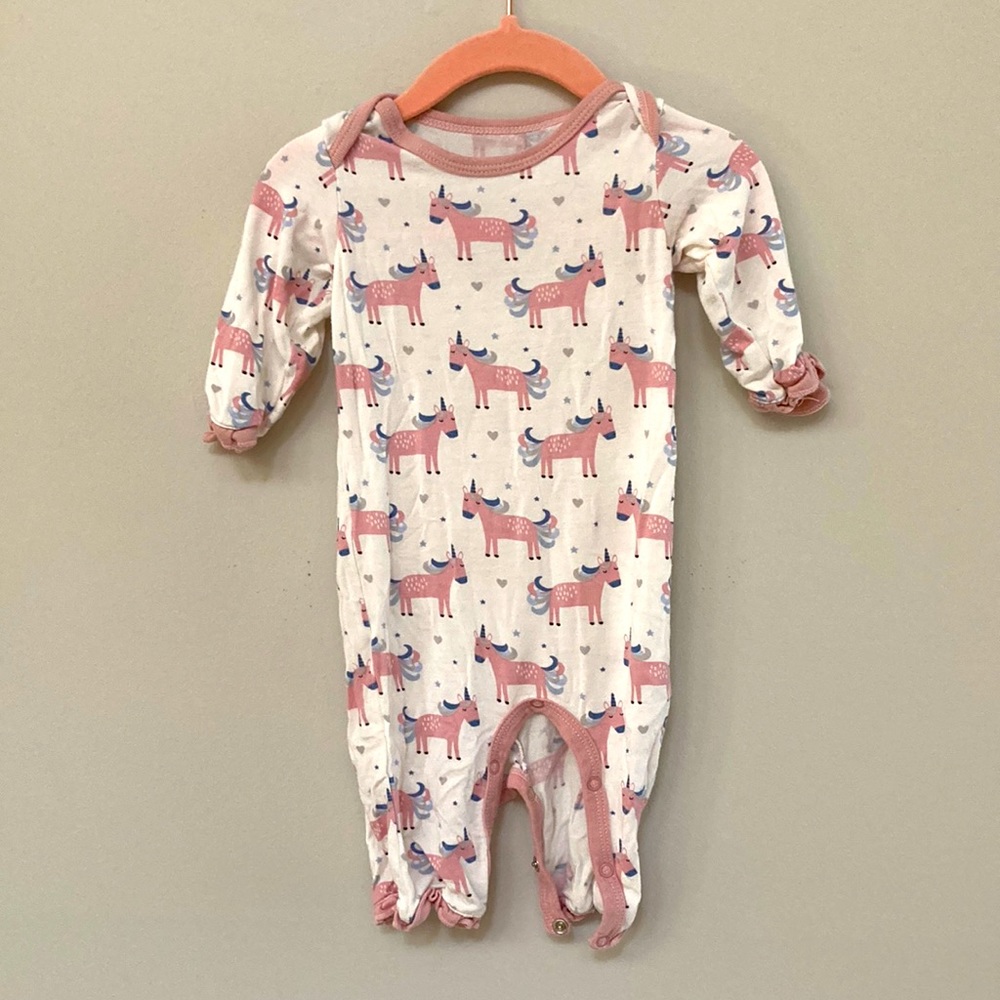 Bestaroo coverall in white with unicorns. Size 3-6 months